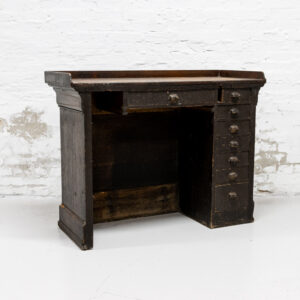 Antikt skrivebord med 6 skuffer