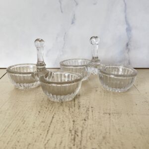 Fransk dobbelt saltkar i presset glas