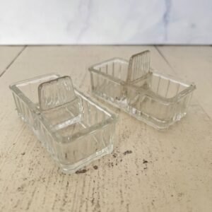 Sæt af franske saltkar i presset glas