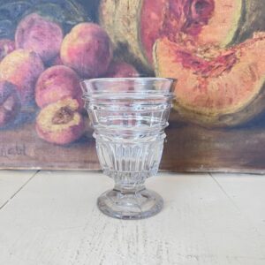 Fransk dessertbæger i presset glas