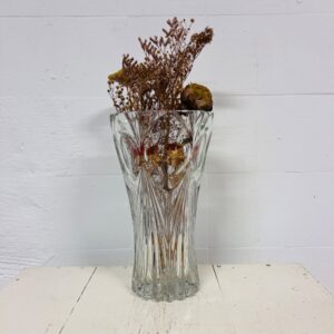 Fransk vase i presset glas med kantet mønster